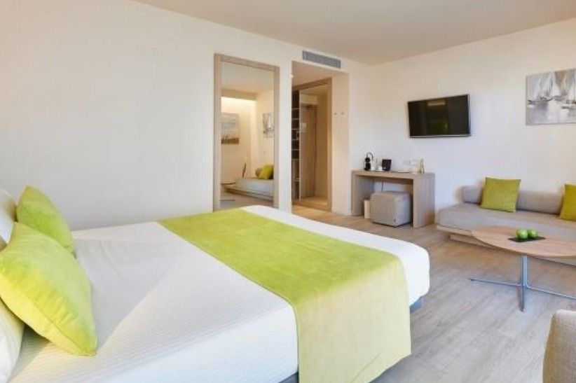 Ein Hotelzimmer mit einem Bett und Sofa