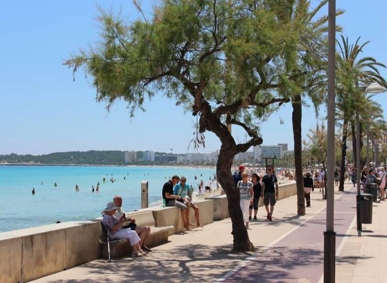 Eine Strandpromenade mit mehreren Fußgängern
