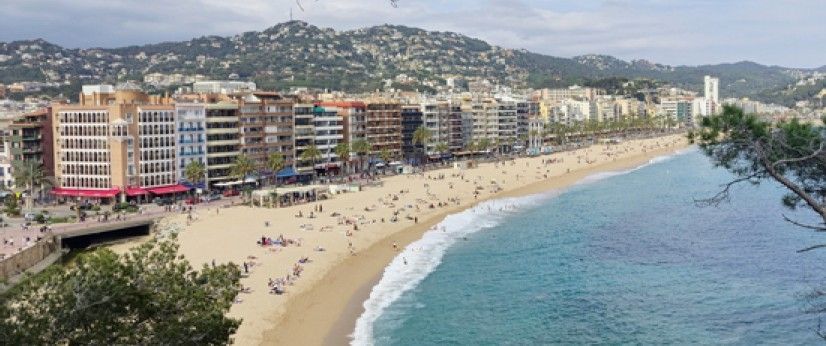 Eine Strandküste mit mehreren Hochhäusern