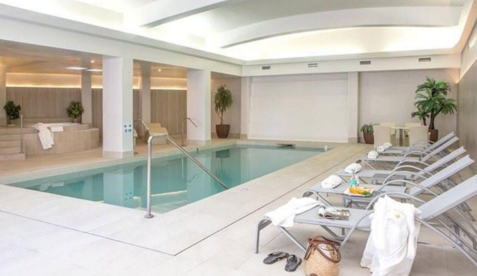 Eine Schimmhalle mit mehreren Liegen