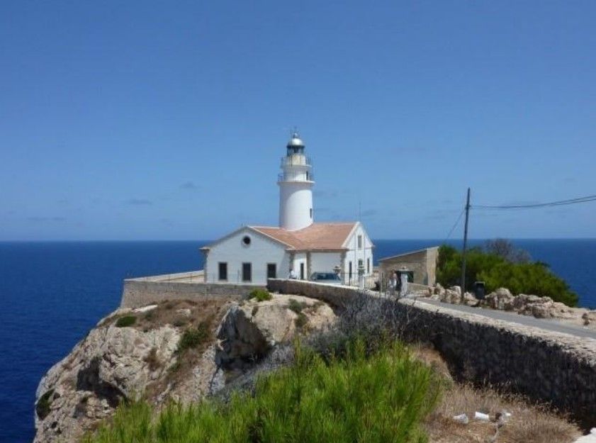 Ein Gebäude mit Leuchtturm an einer Küste