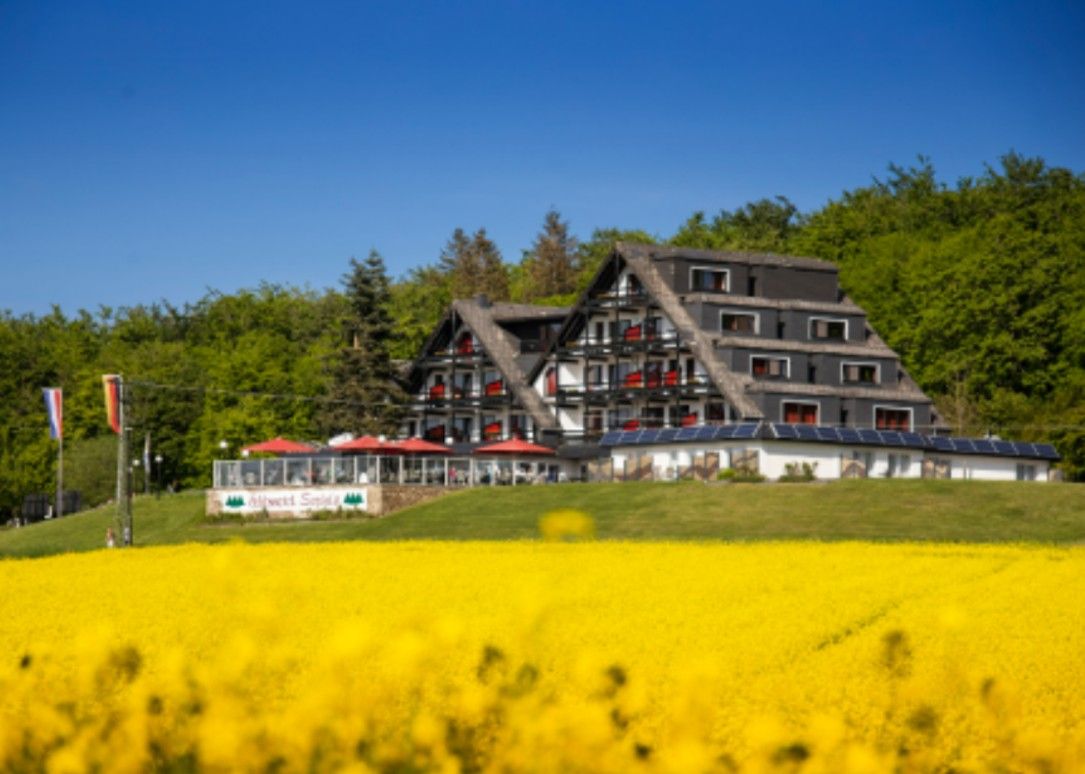 Zwei Häuser werden auf einem Hügel gebaut