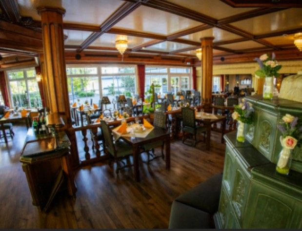 Ein Restaurant mit mehreren gedeckten Tischen