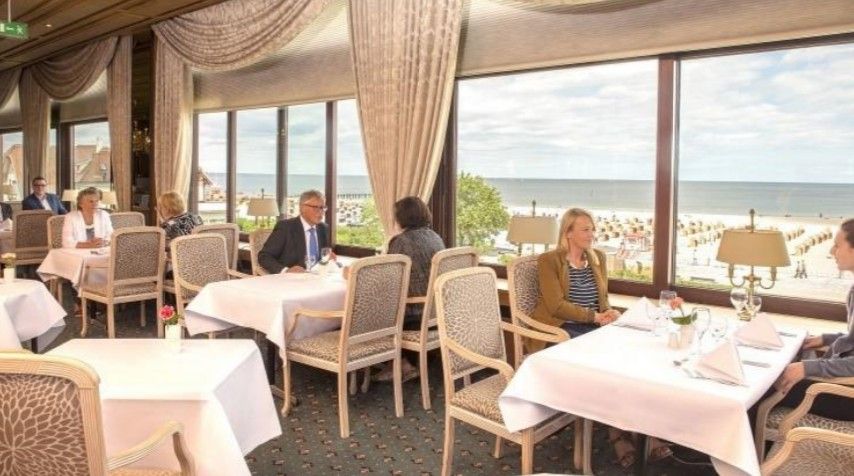 Ein Restaurant am Strand mit mehreren Gästen